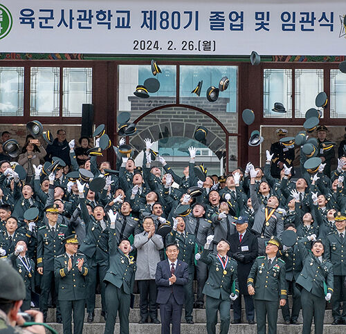 지난 2월 26일 육사 제80기 졸업생들을 축하하는 신원식 국방장관