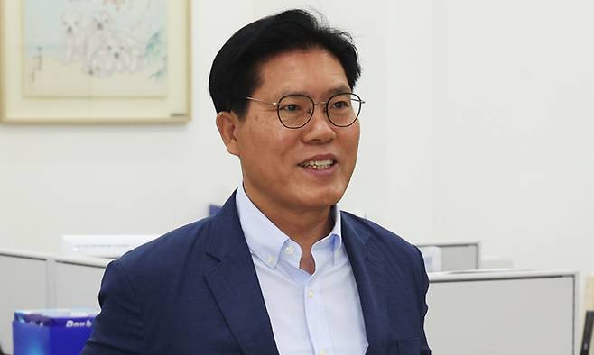 송석준 국민의힘 의원이 지난 5일 서울 여의도 국회에서 원내대표 후보 등록을 하고 있다. 뉴스1