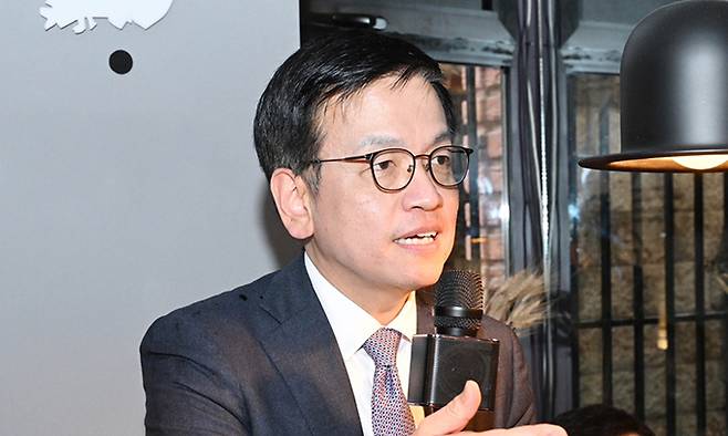 최상목 부총리 겸 기획재정부 장관이 4일(현지시간) 조지아 트빌리시에서 진행한 한국 기자단과 간담회에서 발언하고 있다. 기획재정부 제공