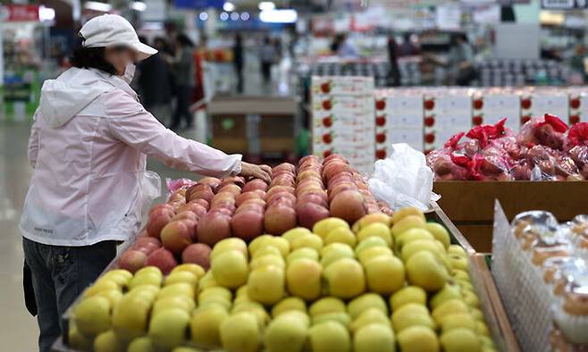 서울 소재 한 유통매장에서 사과가 판매되고 있다. 뉴시스