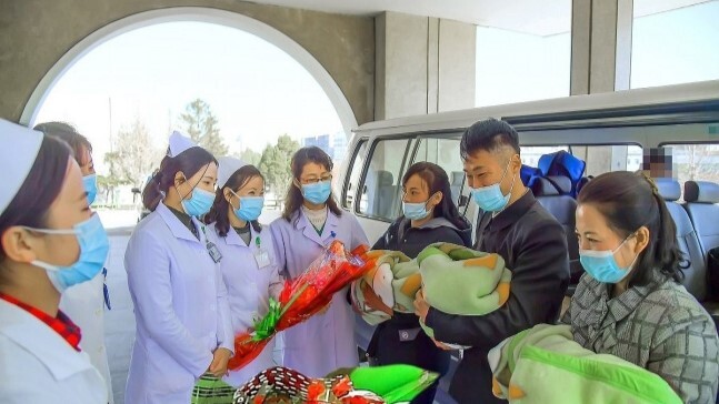 지난해 11월14일 북한 평양산원에서 540번째로 출생한 세쌍둥이(아들 1명, 딸 2명)가 건강하게 퇴원했다고 조선중앙통신이 보도했다. 조선중앙통신 홈페이지 갈무리.