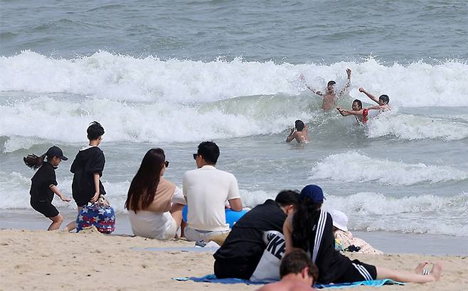 지난 6일 부산 해운대구 해운대해수욕장에서 시민들이 바다를 즐기고 있다. 연합뉴스