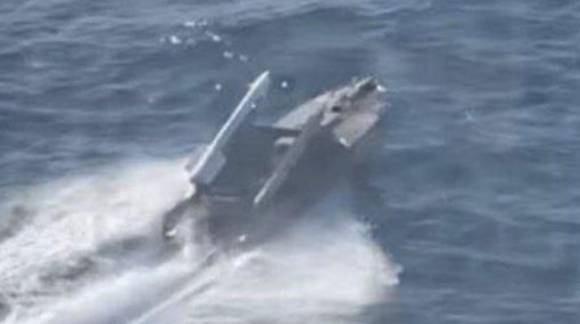 공대공 미사일이 장착된 우크라이나의 무인수상정(USV). 이중 한발은 발사된 것으로 보인다.