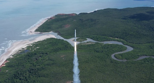 이노스페이스의 소형위성발사체 하이브리드 로켓엔진 비행 성능 검증용 시험발사체 ‘한빛-TLV’가 지난해 3월 19일(현지 시간) 브라질 아우칸타라우주센터에서 발사되고 있다. 사진=이노스페이스
