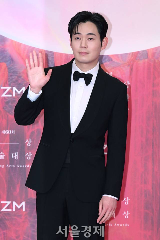 배우 류경수가 7일 오후 서울 강남구 코엑스에서 진행된 제60회 백상예술대상 레드카펫에서 포즈를 취하고 있다. 김규빈 기자 2024.05.07