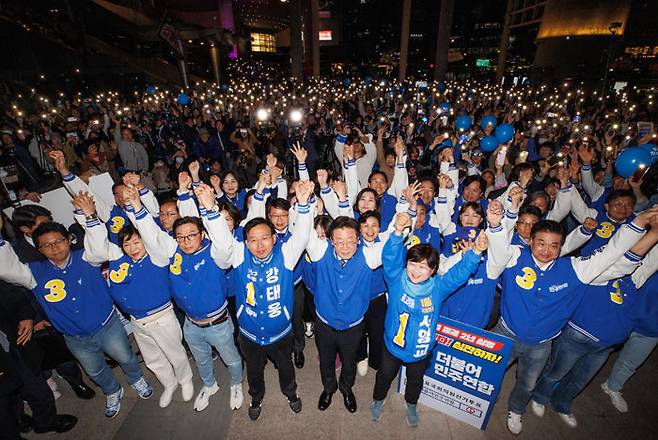 제22대 총선을 하루 앞둔 4월 9일 더불어민주당이 서울 용산구 용산역 광장에서 열린 정권심판·국민승리 총력유세에서 퍼포먼스를 하고 있다. [사진공동취재단]