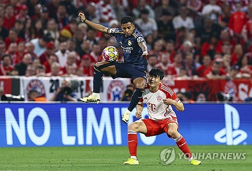 독일 최고 명문 바이에른 뮌헨이 지난여름 데려온 한국산 수비수 김민재에 대한 판매를 검토하고 있다는 현지 소식이 나왔다. 독일 매체 바바리안풋볼은 뮌헨이 김민재에 대해 적절한 제안이 온다면 듣고, 그를 풀어줄 준비가 됐다고 보도했다. 김민재는 올시즌 전반기엔 팀의 핵심 수비수로 맹활약했으나 후반기 들어 마테이스 더리흐트와 에릭 다이어에 밀려 로테이션 멤버로 상황이 바뀌었다. 지난 1일 레알 마드리드와 UEFA 챔피언스리그 준결승 1차전엔 큰 실수를 두 차례나 범하며 현지 언론과 토마스 투헬 감독의 혹평을 받기도 했다. 연합뉴스