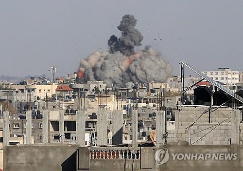 이스라엘 공습으로 검은 연기와 불꽃이 치솟고 있는 가자지구 라파 [로이터=연합뉴스] 재판매 및 DB 저장 금지