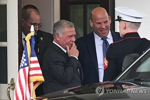 백악관서 바이든 대통령 만나고 떠나는 압둘라 2세 요르단 국왕(오른쪽에서 세번째) [AFP=연합뉴스]