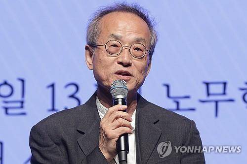 기자간담회 하는 최재천 교수     (서울=연합뉴스) 강민지 기자 = 최재천 이화여대 석좌교수가 7일 오후 서울 종로구 노무현시민센터에서 '숙론' 출간 기념 기자간담회를 하고 있다. 2024.5.7  mjkang@yna.co.kr