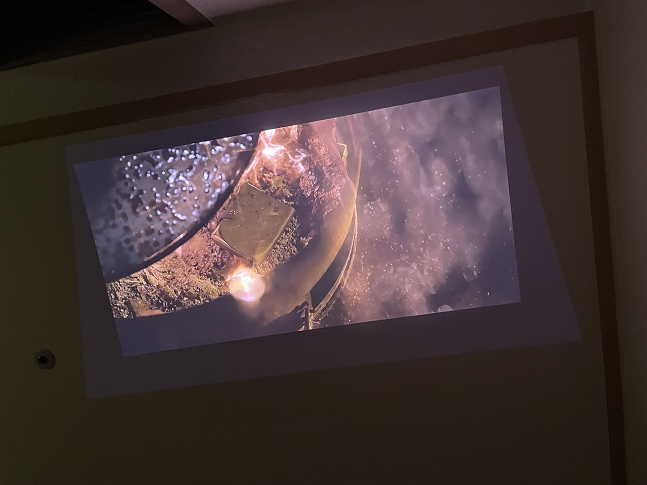 천장을 향해 대충 놓기만 했는데도 화면이 자동 조정됐다. 실제 투사된 화면과 영상 화면의 차이를 확인할 수 있다./사진=백유진 기자 byj@