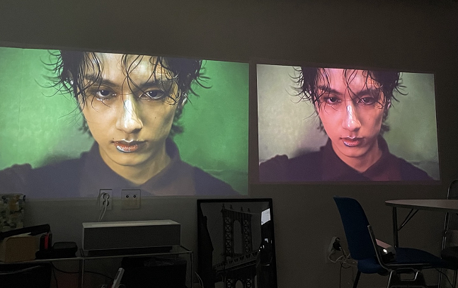 초단초점 제품인 LG 시네빔 레이저 4K(왼쪽)와 LG 시네빔 큐브(오른쪽) 화면 비교. 왼쪽 영상이 좀 더 실제와 가까웠지만, 일반인이 보기엔 LG 시네빔 큐브 화질도 충분히 좋았다./사진=백유진 기자 byj@