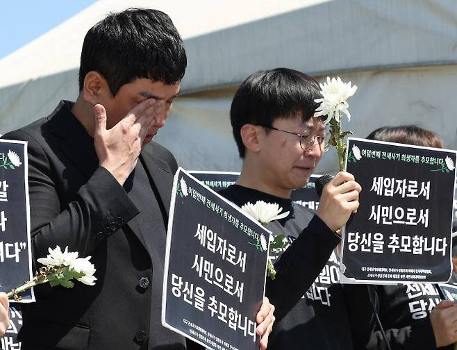 대구 전세사기피해대책위원회 등이 8일 오전 서울 영등포구 국회의사당 앞에서 연 ‘여덟번째 전세사기 희생자 추모 및 대책 마련 촉구 기자회견’에서 참가자들이 눈물을 보이고 있다.(사진=연합뉴스)