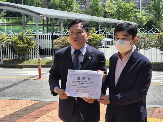 고발장 제출하는 5.18기념재단과 광주광역시 관계자 〈사진=JTBC〉