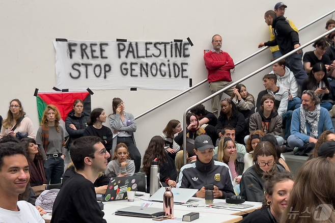 7일(현지시간) 스위스 제네바 대학교(UNIGE) 홀에서 친팔레스타인 학생 시위대와 활동가들이 회의를 벌이고 있는 모습. 2024.05.07. ⓒ AFP=뉴스1 ⓒ News1 정윤영 기자