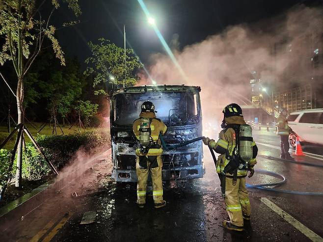 7일 오후 9시 7분께 충남 천안시 서북구 백석동의 한 도롯가에서 운행 중이던 5톤 음식물수거차량에서 불이 났다. (천안서북소방서 제공)