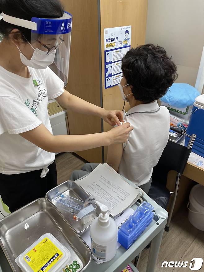 경기도의 한 보건소에서 한 어르신이 폐렴구균 예방접종을 하고 있는 모습. ⓒ News1 김평석 기자
