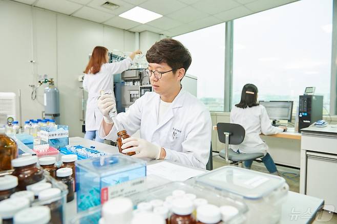 한미약품 연구원이 후보물질 품질 연구를 하고 있다.(한미약품 제공)/뉴스1 ⓒ News1