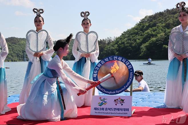 8일 충북 진천 초평호에서 63회 충북도민체육대회를 밝힐 성화 채화가 이뤄지고 있다.(진천군 제공)/뉴스1