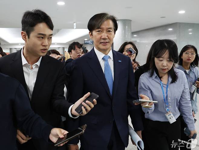 조국 조국혁신당 대표가 8일 서울 여의도 국회 의원회관에서 열린 제22대 국회 검찰개혁 입법전략 토론회에서 축사 마치고 나오며 취재진의 질문을 받고 있다. 2024.5.8/뉴스1 ⓒ News1 송원영 기자