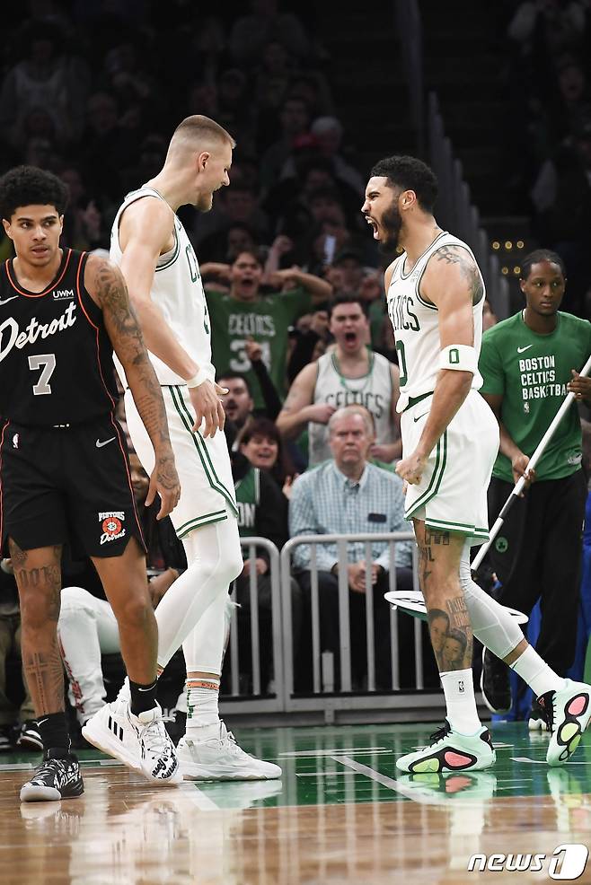 보스턴 셀틱스가 8일 미국 매사추세츠주 보스턴의 TD 가든에서 열린 2023-2024 NBA 동부 콘퍼런스 PO 2라운드 1차전에서 클리블랜드 캐벌리어스에 120-95로 승리했다.ⓒ 로이터=뉴스1