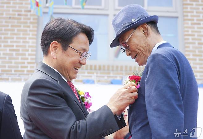 강기정 광주시장이 8일 오후 북구 효령노인복지타운에서 열린 '제52회 어버이날' 기념행사에 참석해 어르신에게 카네이션을 달아주고 있다..(광주시 제공)2024.5.8/뉴스1