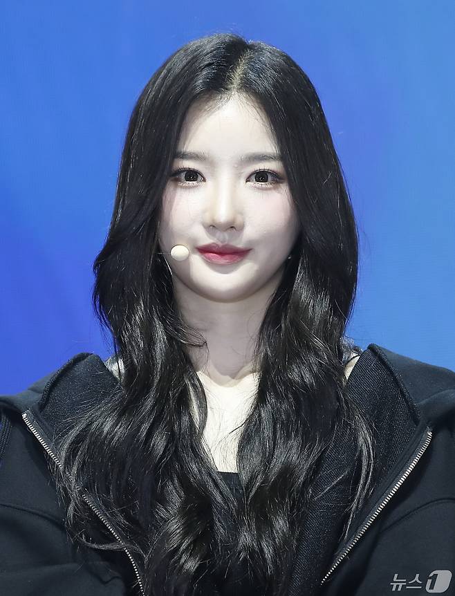 그룹 트리플에스(tripleS) 유연이 8일 오후 서울 광진구의 예스24라이브홀에서 가진 정규 앨범 'ASSEMBLE24(어셈블24)' 쇼케이스에서 포즈를 취하고 있다. 2024.5.8./뉴스1 ⓒ News1 권현진 기자
