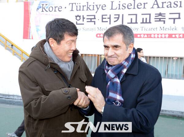 2014년 서울 양천구 목동운동장에서 열린 '한국-터키 고교축구 교류대회' 서울 영등포공고와 이스탄불 카드쿄이상업고의 친선경기 시작에 앞서 차범근 전 국가대표 감독과 셰놀 귀네슈 전 터키 국가대표 감독이 반갑게 인사를 나누고 있다.두 감독은 각 한국프로축구리그에서도 수원삼성과 FC서울 감독으로 라이벌 관계를 형성했었다. 사진┃뉴시스
