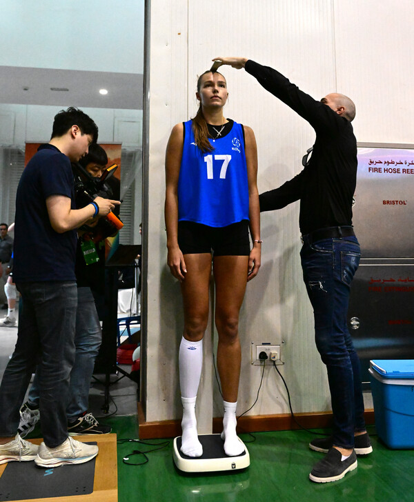 7일(한국시간) 아랍에미리트(UAE) 두바이 NAS 스포츠 컴플렉스에서 열린 한국배구연맹(KOVO) 여자부 외국인 선수 트라이아웃에 참가한 폴란드 국적 최장신 마테이코가 연습경기를 치르고 있다. 사진┃KOVO