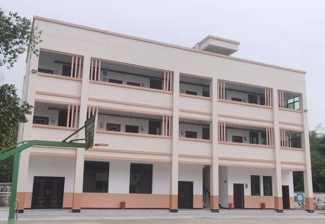 세라젬이 중국 장시성 지역에 14번째 '희망소학교' 준공을 완료했다. 현재 중국 후난성 지역에 15번째 희망소학교 건립을 준비하고 있다. /세라젬