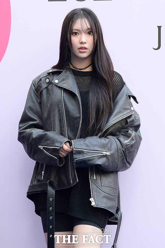 그룹 뉴진스 멤버 혜인이 지난달 발등 미세골절 진단을 받은 가운데 신곡 활동에 참여하지 않는다./서예원 기자