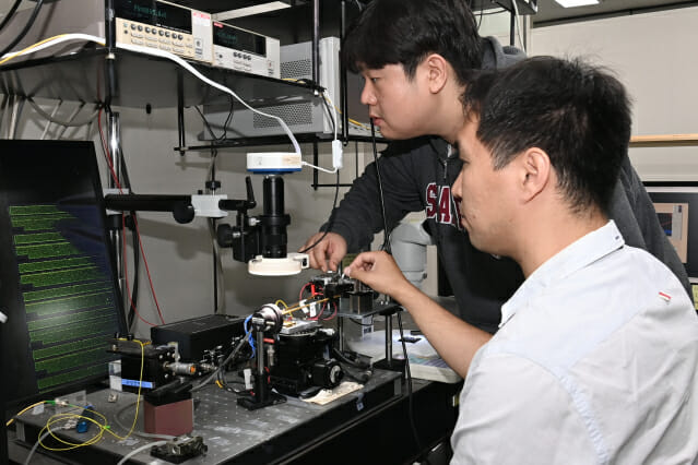 ETRI  광통신부품연구실 김호성 박사(오른쪽)와 박홍희 박사. 양자점 레이저 다이오드를 테스트 중이다.(사진-ETRI)