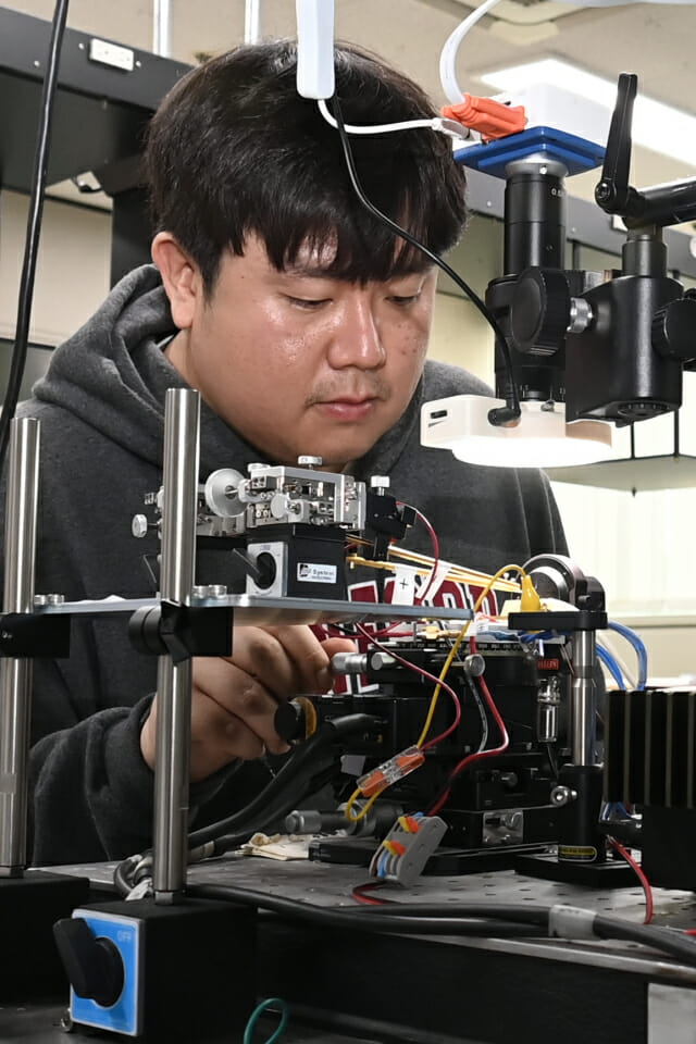 ETRI 박홍희 박사가 양자점 레이저 다이오드를 측정 중이다.