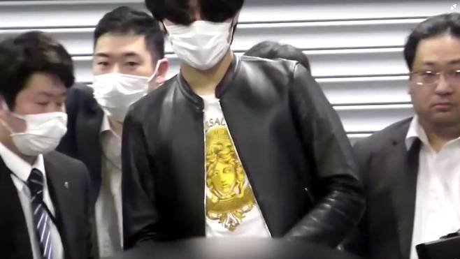 일본 도치기현의 한 마을 강가에서 50대 부부의 시신이 불에 탄 채 발견된 의문의 사건과 관련, 20대 한국인 용의자 강광기(20)씨가 체포돼 경찰에 연행되고 있다./테레비도쿄/로이터