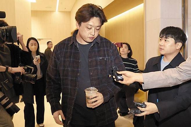 박단 대한전공의협의회 비대위원장이 지난달 서울 대한의사협회에서 열린 ‘의대 정원 증원 저지’ 회의에 참석하기 위해 회의장으로 들어가고 있다. 내년 전문의 자격을 취득하기 위한 전공의 ‘복귀 마감일’이 다가오고 있지만 박 위원장은 본지에 “전공의 복귀 움직임은 없다”고 했다. /연합뉴스