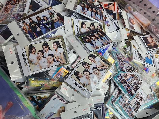 K팝 아이돌 굿즈인 포토카드. 사진은 지난 2일 서울 명동 일대에서 체포된 불법 포토카드 판매 일당들로부터 확보한 짝퉁 포토카드 무더기. /특허청 제공