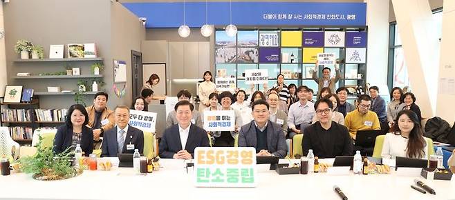박승원(앞줄 왼쪽 세번째) 광명시장이 7일 ‘2024년 광명시 사회적경제 창업아카데미 사업계획서 발표대회’ 에 참석해 참가자들과 함께 하고 있다.ⓒ광명시 제공