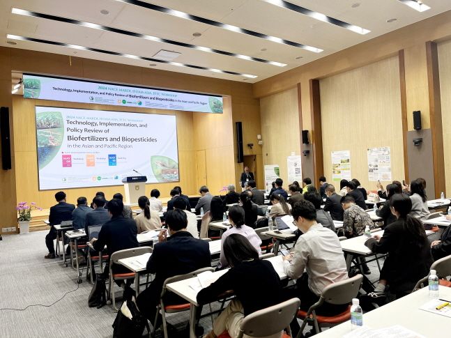 농협중앙회가 국제농업기구인 아태지역식량비료기술센터와 공동으로 8일 서울에서 개최한 국제 워크숍에서 참석자들이 발표를 듣고 있다. ⓒ농협중앙회