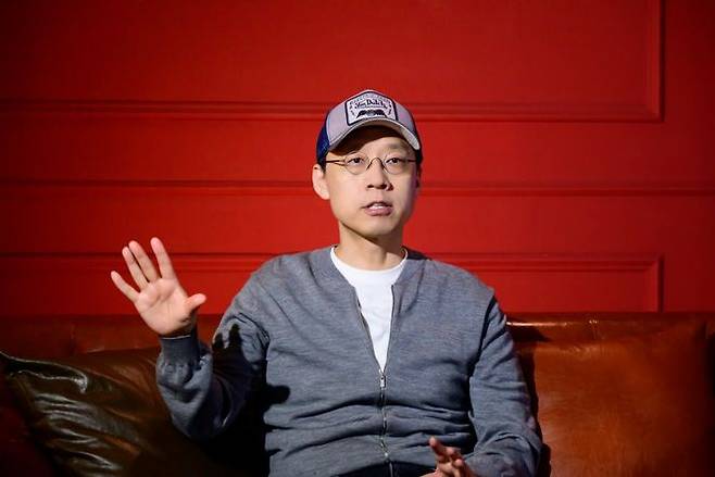 김성훈 감독이 뉴스룸과의 영상 인터뷰에서 답변하고 있다. ⓒ사진 출처=삼성 뉴스룸