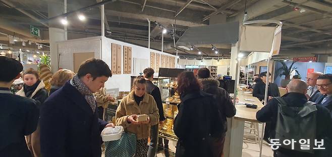 지난달 25일(현지 시간) 프랑스 파리 모노프리 몽파르나스지점에 문 연 한국식 치킨집 ‘꼭’에 많은 파리 시민들이 몰려 있다. 파리=조은아 특파원 achim@donga.com