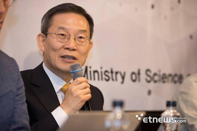 이종호 과기정통부 장관이 취임2주년 기자간담회에서 발언하고 있다.
