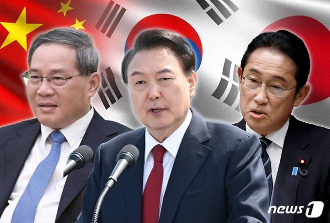 윤석열 대통령(가운데), 기시다 후미오 일본 총리(오른쪽), 리창 중국 총리. 뉴스1
