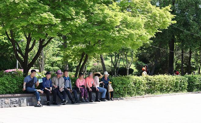 초여름의 날씨를 보인 지난달 27일 서울 관악구 낙성대공원에서 시민들이 그늘에 앉아 휴식을 취하고 있다. 연합뉴스