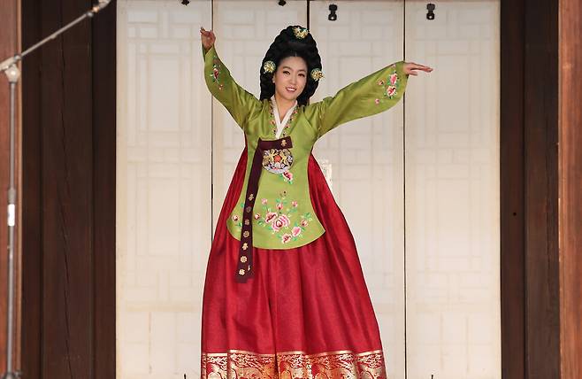 딥소트댄스 소속 안무가가 전통춤을 추고 있다. 김영원 기자