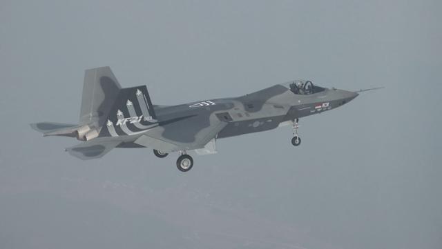 2023년 1월 국산 전투기 KF-21 보라매 시제3호기가 최초 비행에 성공, 상공을 날고 있다. 방위사업청 제공