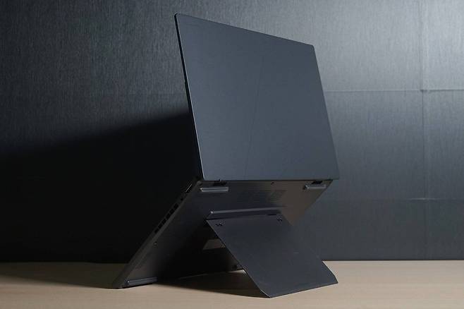 노트북 바닥 스탠드는 세웠을 때 활용도가 뛰어나다. / 출처=IT동아