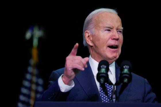 지난 2월 29일 조 바이든 미국 대통령은 상무부에 중국 등 우려 국가의 기술이 적용된 커넥티드카를 조사하고 위험에 대응하기 위한 조치를 취하라고 지시했다. 사진은 2월 8일 버지니아주에서 연설하는 바이든 대통령. 사진 연합뉴스.