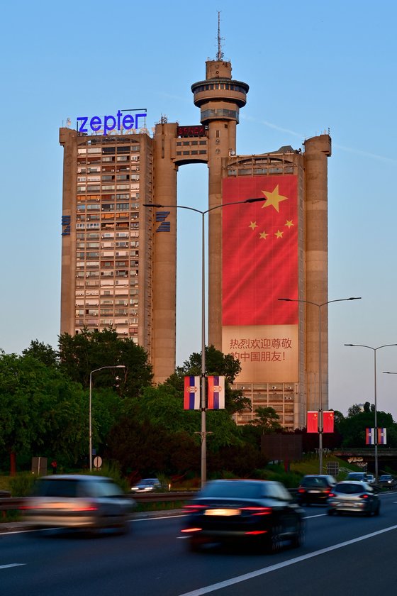 지난 5일 세르비아의 수도 베오그라드 도심 건물에 오성홍기와 “존경하는 중국 친구를 열렬히 환영한다”는 중국어 문구가 걸려 있다. AFP=연합뉴스