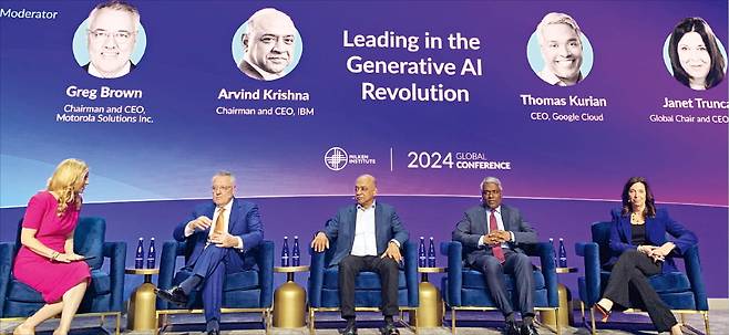 인공지능(AI) 분야 글로벌 기업 최고경영자(CEO)들이 6일(현지시간) 미국 로스앤젤레스 베벌리힐스힐튼호텔에서 열린 ‘밀컨 글로벌 콘퍼런스’에서 ‘생성형 AI를 선도하는 기업들’이라는 주제로 토론하고 있다. 왼쪽부터 세라 아이젠 CNBC 앵커, 그렉 브라운 모토로라솔루션 CEO, 아르빈드 크리슈나 IBM CEO, 토머스 쿠리안 구글 클라우드 CEO, 재닛 트룬칼레 언스트&영 CEO.  로스앤젤레스=박신영 특파원