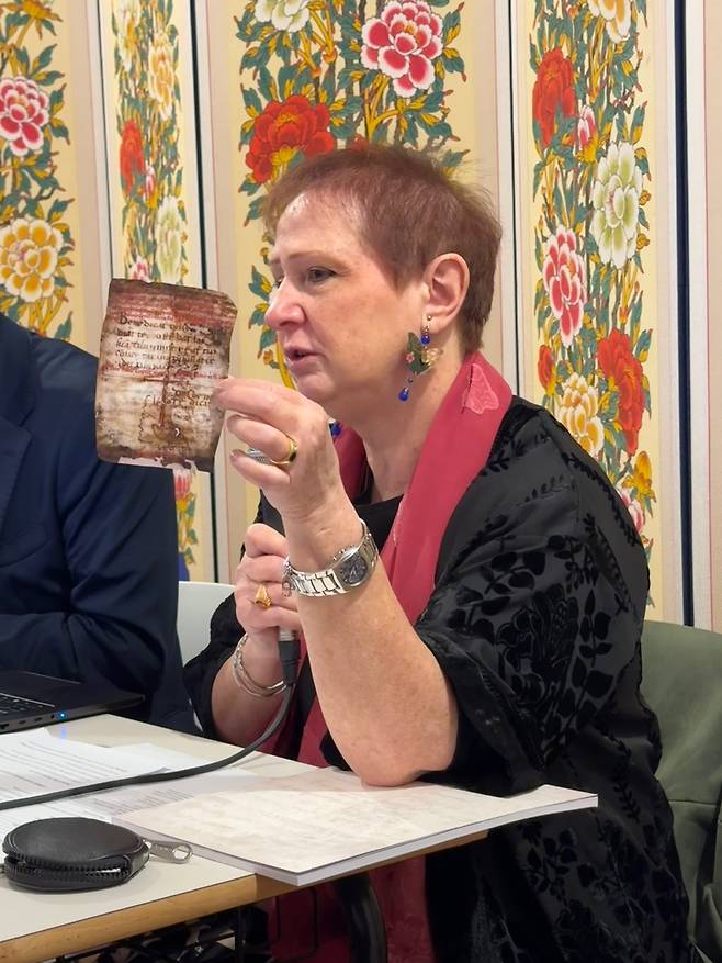 Maria Letizia Sebastiani presents a copy of the Chartula, prayers written on parchment by St. Francisco of Assisi in 1224, which were restored using "hanji," at the Korean Cultural Center in Rome during a press conference, on Monday. (Park Ga-young/The Korea Herald)